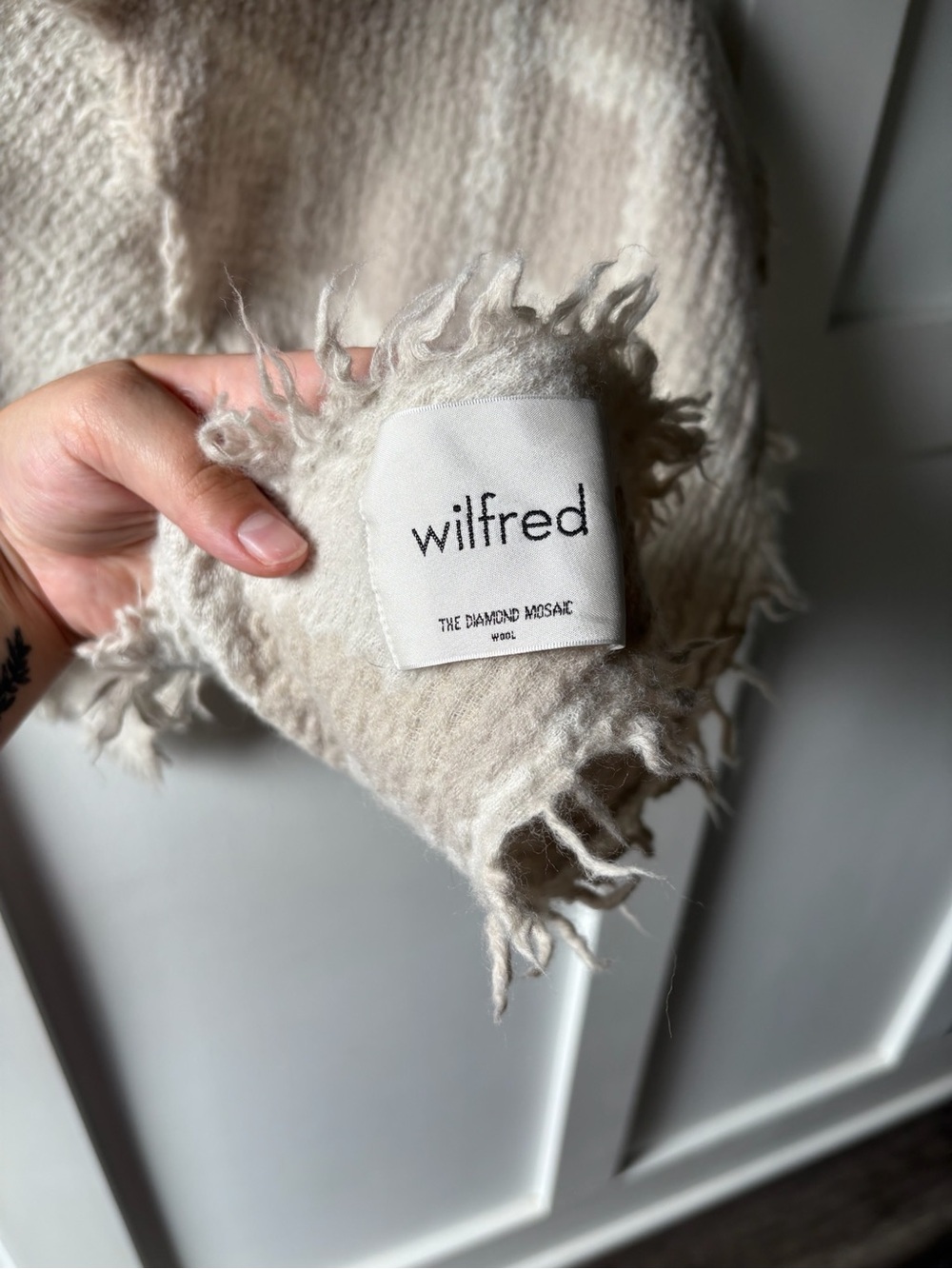 Wilfred Aritzia The Diamond Mosaic Wool Blanket Scarf Wrap Beige Cream Fringe - Picture 2 of 5